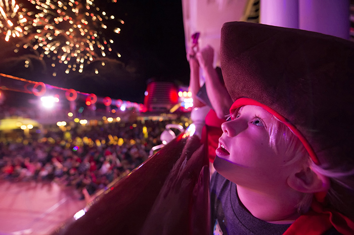 "Dreams come true": com efeito Disney, DCL garante entretenimento para todas idades 6 Festas e show de fogos fecham o dia no Disney Dream