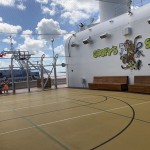 Goofy's Sports, área de esportes do Disney Dream com quadra de basquete, tênis de mesa, pembolim, mini-golf e simuladores eportivos