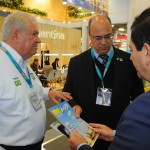 Governador do RJ conhece a revista que o M&E produz para as feiras internacionais