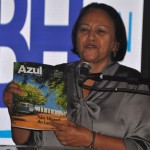 Governadora Fátima Bezerra mostra a revista de bordo da Azul com a capa de São Miguel do Gostoso
