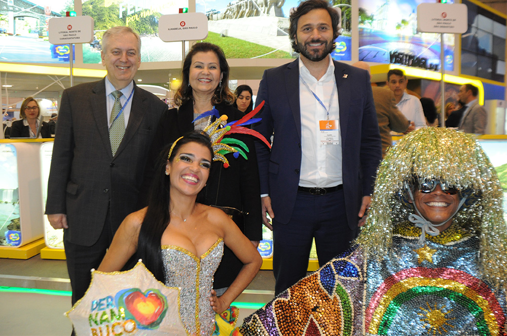 Embaixador do Brasil em Portugal visita estande da Embratur na BTL 2019; fotos 1 Luiz Alberto, embaixador do Brasil em Portugal, Teté Bezerra, presidente da Embratur, Rodrigo Novaes, secretário de Turismo de PE, com Jozy Caxiado e Cleison Barros, de PE