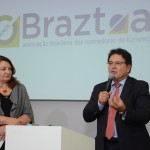 Magda Nassar, presidente da Braztoa, e Vinicius Lummertz, secretário de Turismo de São Paulo