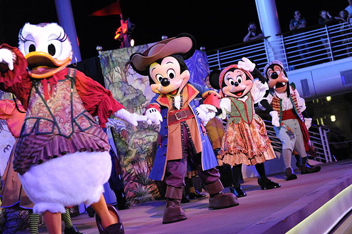 "Dreams come true": com efeito Disney, DCL garante entretenimento para todas idades 1 Mickey's Pirate Party é o show noturno na área aberta do Disney Dream
