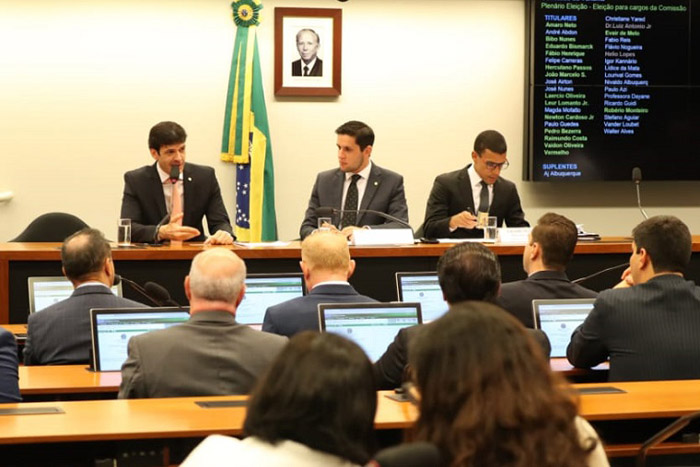 Ministro fala aos parlamentares presentes, ao lado do deputado federal Rafael Mota, que presidiu o colegiado em 2018. (Foto: Roberto Castro/MTur)