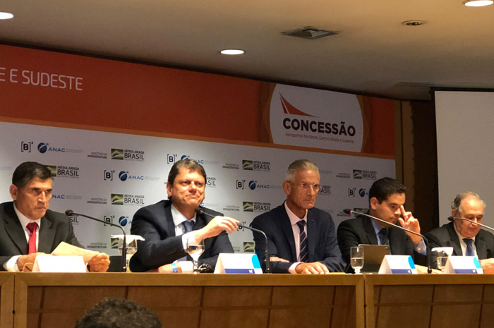 Aeroportos: metas do governo para 2022 incluem 41 concessões, obras e venda de participação 1 Ministros Santa Cruz, da Secretaria de Governo e Tarcisio Freitas, da Infraestrutura, com os vencedores da quinta rodada de concessões