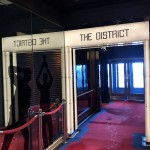 Na saída do elevador no The District, área para adultos, os hóspedes se sentem celebridades