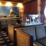 Navio conta com diversos detalhes de decoração que remetem ao mundo marítimo, viagens e ao universo do clássicos da Disney