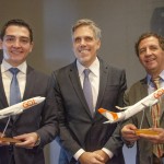 Paulo Kakinoff, presidente da Gol, com Guilherme Avilla, prefeito de Barretos-SP, e Gilson de Souza, prefeito de Franca-SP, durante o lançamento de voos da companhia para as duas cidades.