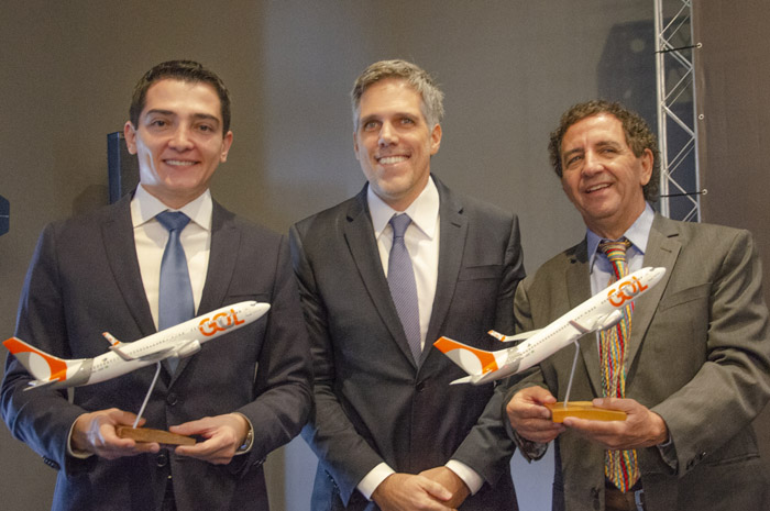 Gol anuncia 61 voos partindo de São Paulo: "teremos 1/3 das novas operações" 2 Paulo Kakinoff, presidente da Gol, com Guilherme Avilla, prefeito de Barretos-SP, e Gilson de Souza, prefeito de Franca-SP