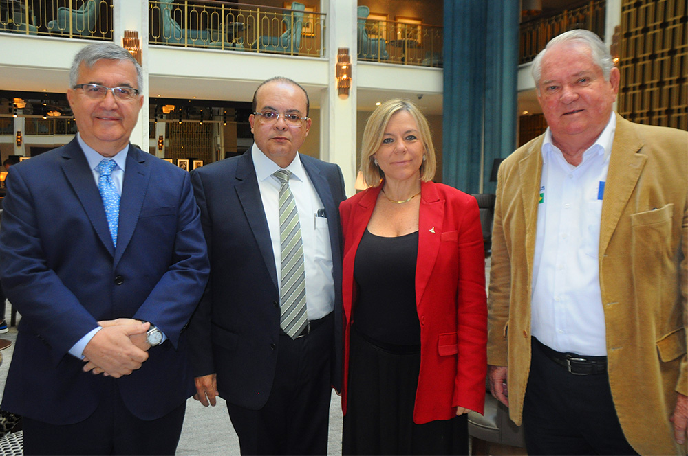 Pedro Rodrigues, secretário Especial de RI, Ibaneis Rocha, governador, e Vanessa Mendonça, secretária de Turismo do DF, com Roy Taylor, do M&E