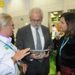 Rosa Masgrau, VP do M&E, apresenta a revista produzida exclusivamente para a ITB 2019 ao embaixador Roberto Jaguaribe