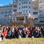 Todos os agentes de viagem, com a equipe da operadora Flot, em Karlovy Vary, diante do Hotel Imperial