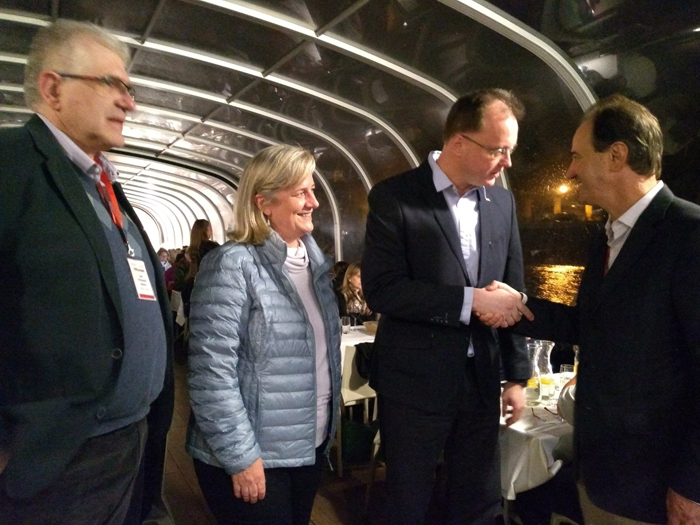 Petr Slepička cumprimenta Eduardo Barbosa; à sua esquerda, Annette Taeuber, ao lado de Luiz Fernando Destro