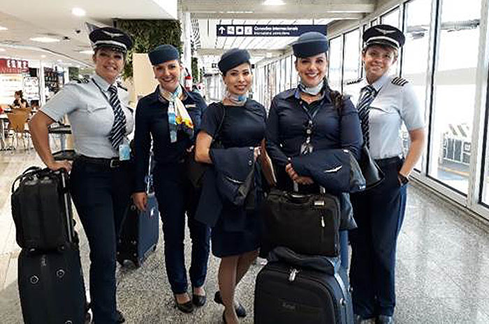 Iata lança treinamento online para tripulantes voltarem ao mercado de trabalho 1 tripulação feminina azul