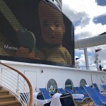 Área da piscina conta com telão que reproduz filmes da Disney durante o dia