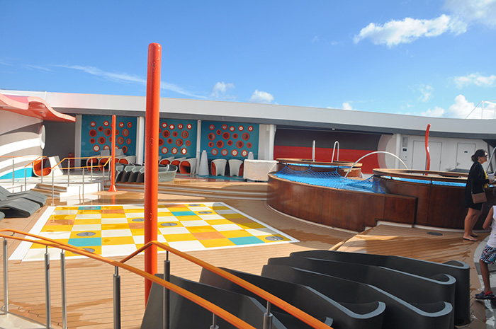 "Dreams come true": com efeito Disney, DCL garante entretenimento para todas idades 3 Área externa do Vibe possui piscina privativa e jogos