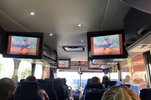 Ônibus conta com filmes e jogos para entrar no clima do cruzeiro