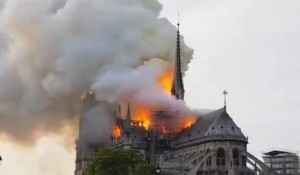 Catedral de Notre-Dame é atingida por incêndio em Paris