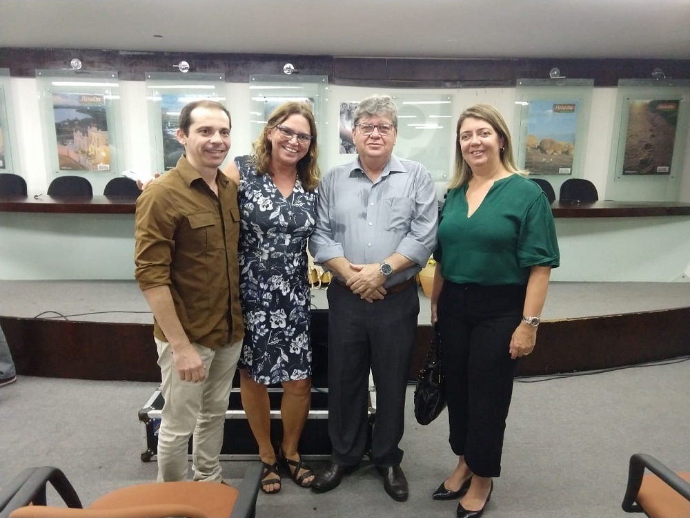 Presidente da Abrasel-PB, Arthur Lira ao lado de Ruth Avelino, presidente da PBTur; João Azevêdo, governador da Paraíba; e Manuelina Hardman, presidente da ABIH-PB