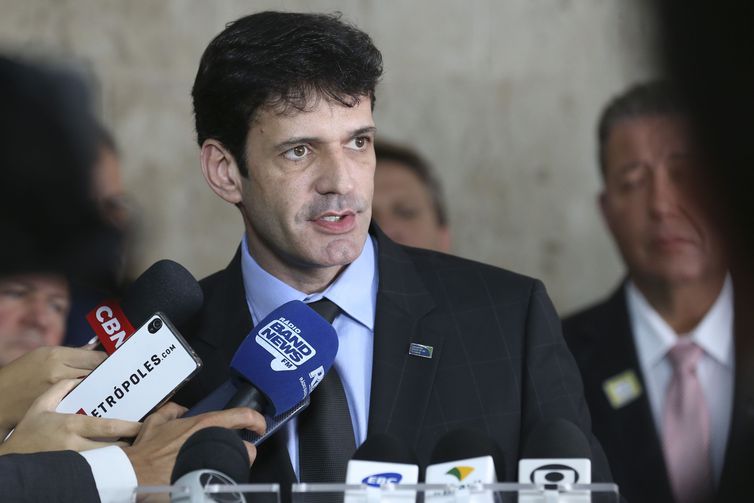 Após reunião com o presidente Jair Bolsonaro, o ministro do Turismo, Marcelo Álvaro Antônio, fala com a imprensa no Palácio do Planalto (Foto Antonio Cruz/Agência Brasil)