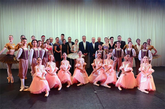 Ao centro, Claiton Armelin, Paula Rorato e Fernando Del Cistia com os bailarinos da Escola Bolshoi e os executivos do Convention & Visitors Bureau de Joinville e Região