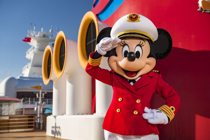 Disney Cruise Line apresenta Capitã Minnie Mouse 1 Novos projetos e bolsas de estudo para jovens levam meninas e mulheres a zarpar para o futuro em direção ao sonho de trabalhar na indústria marítima
