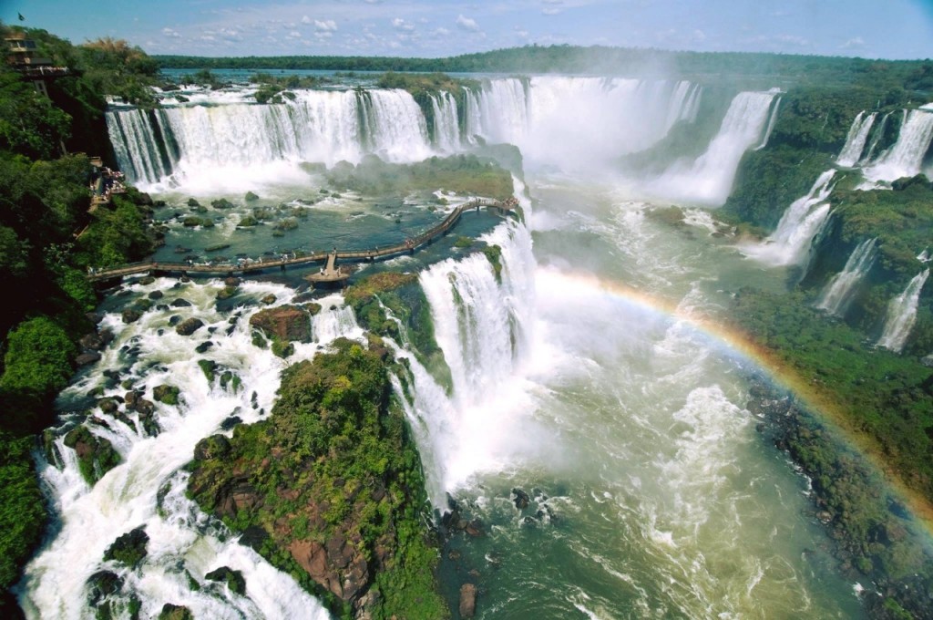 O principal cartão postal de Foz do Iguaçu, no Paraná, o Parque Nacional do Iguaçu espera receber mais de 30 mil visitantes do feriado prolongado da Semana Santa