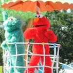 Cookie Monster e Elmo fazem parte da parada do Sesame Street
