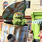 Diversos personagens do seriado participam da Sesame Street Party Parade