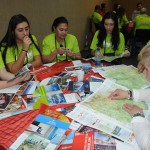 Dorota Zadrożna, gerente de projetos do Escritório de Turismo da Polônia, conversa com os agentes Dorota Zadrożna, gerente de projetos do Escritório de Turismo da Polônia, conversa com os agentes