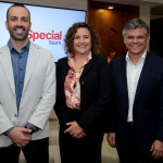 Dunia Gutiérrez, da Special Tours, entre Rafhael Magalhães e Edson Akabane, da Visual Turismo