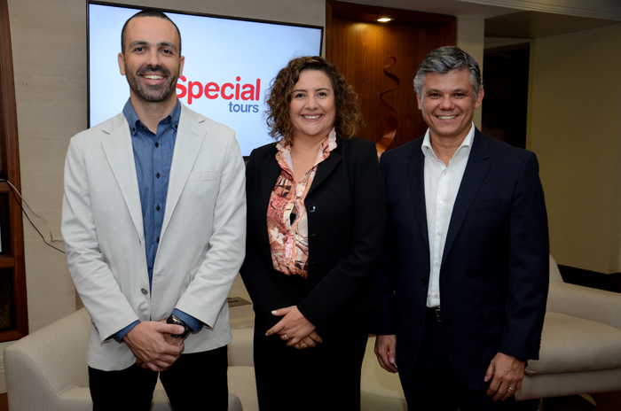 Dunia Gutiérrez, da Special Tours, entre Raphael Magalhães e Edson Akabane, da Visual Turismo