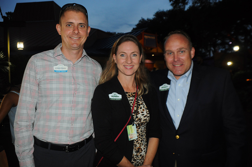 Presidente revela detalhes da montanha-russa que chega ao Busch Gardens em 2020 1 Jonathan Smith, diretor de Rides e Engenharia do SeaWorld, Kristine Morgan, diretora de Entretenimento do Busch Gardens, e Stewart Clark, presidente do Busch Gardens e Adventure Island