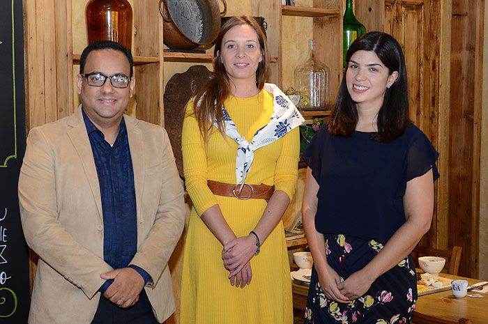 Tahiti negocia voos e apresenta novo atol e passeios de helicóptero e catamarã; fotos 1 Josue Silva, da Air Tahiti Nui, Chloé Salvador e Fernanda Sarubbi, da Cap Amazon representantes do Tahiti e da SPM