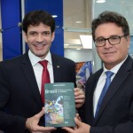 Lummertz entrega seu livro para o ministro do Turismo