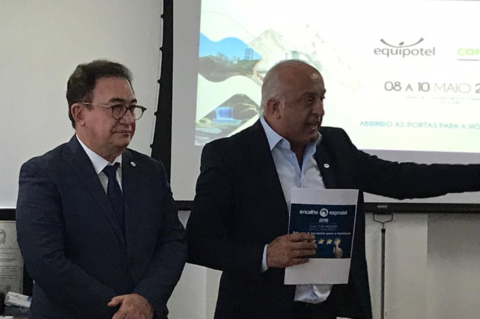 Em Florianópolis, ABIH realiza lançamento do 61º Conotel e Equipotel Regional 2 Manoel Linhares, presidente da ABIH Nacional, e Osmar José Vailatti, presidente da ABIH-SC