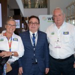 Manoel Linhares, presidente da ABIH, entre Rosa Masgrau e Roy Taylor, do M&E