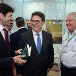 Ministro do Turismo com Lummertz e Roy Taylor conversam no estande do M&E