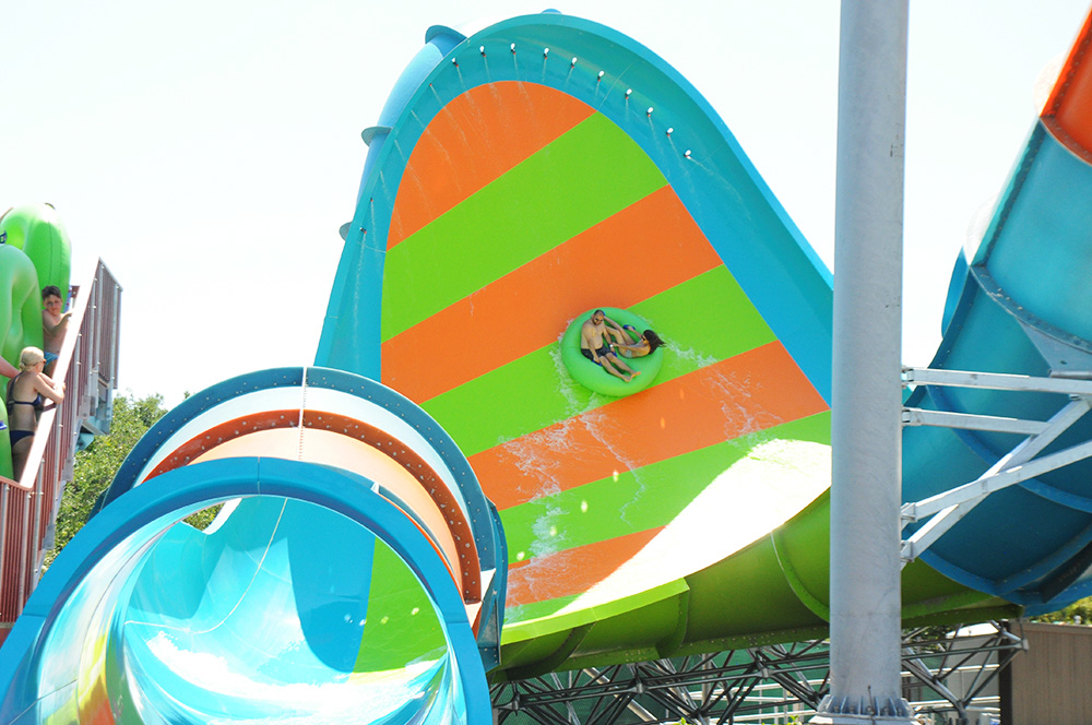 Parques e Atrações 4 Os visitantes sobem numa parede de onda vertical Parques e Atrações