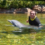 Pedro Menezes, do M&E, participou da interação com os golfinhos