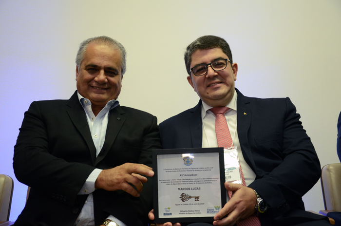 De volta a Águas de Lindóia, Aviesp conta com 111 estandes e 400 marcas 2 Prefeito Gilberto Helou entregou a chave da cidade para Marcos Lucas, presidente da Aviesp