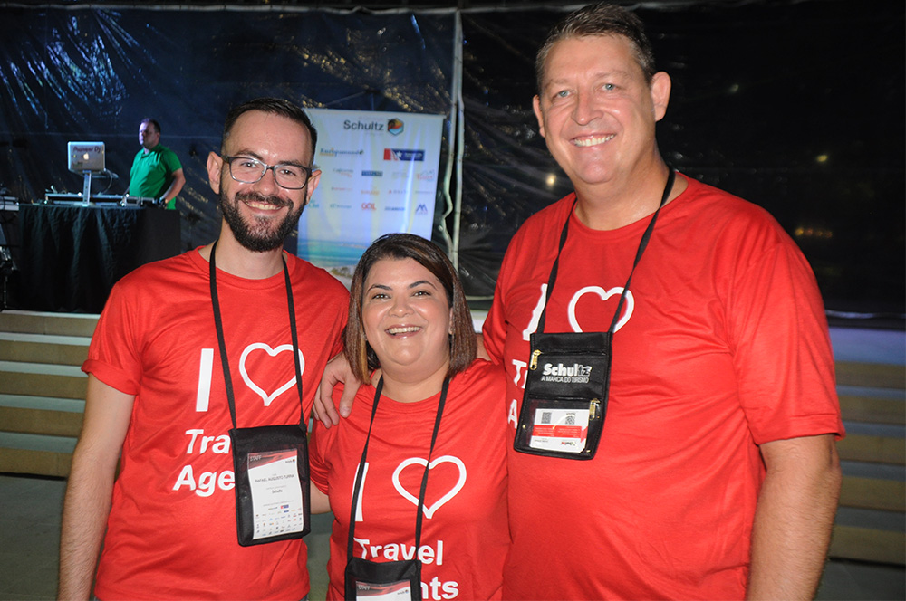 Convenção Schultz 2019 tem início em Maceió com mais de 270 agentes; fotos 2 Rafael Turra, do Vital Card, com Ana Santana e Aroldo Schultz, da Schultz