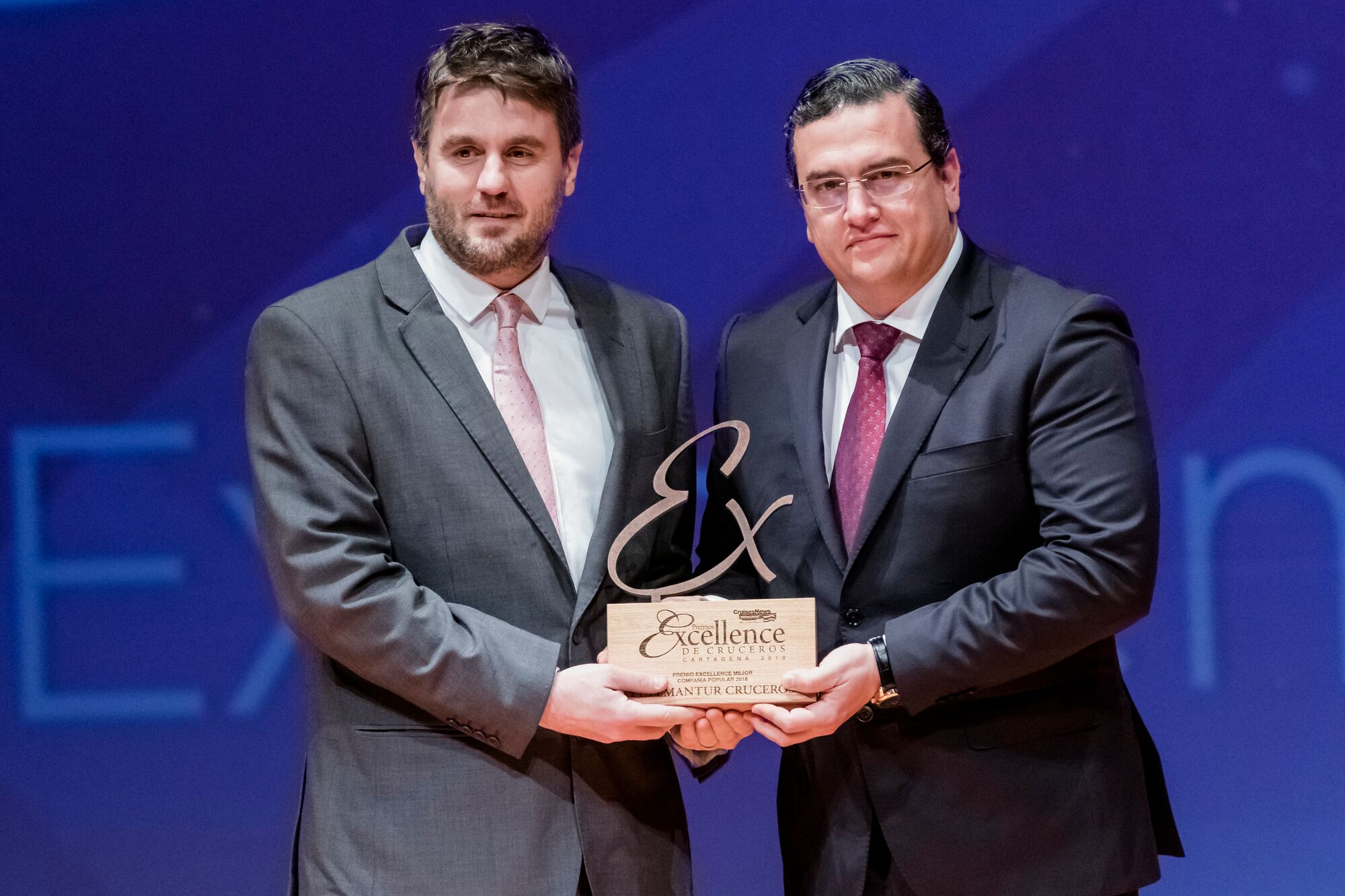 Pullmantur tem melhor tripulação pelo décimo ano consecutivo 1 Representante da Pullmantur recebe o prêmio de excelência de Melhor Tripulação