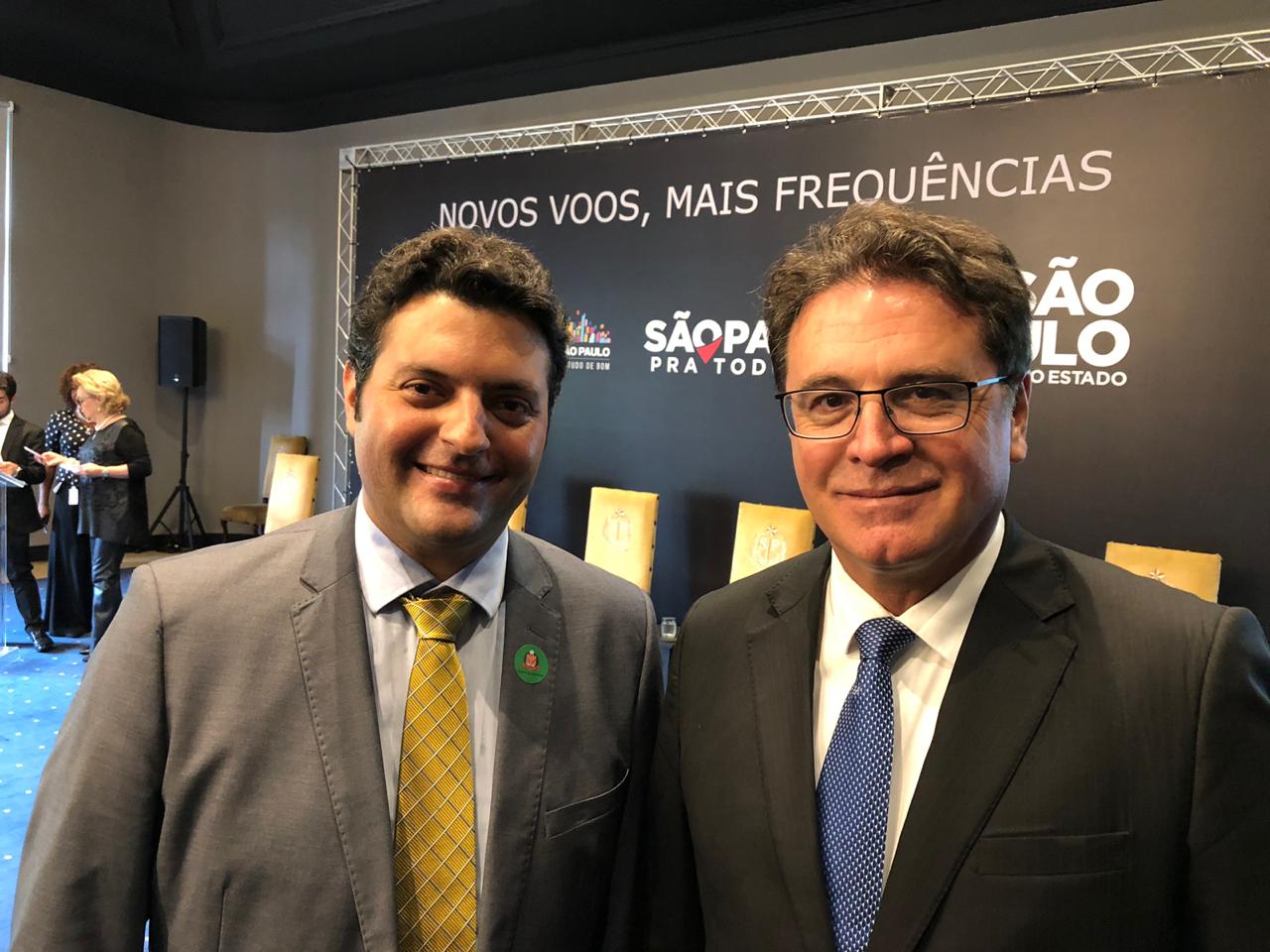 Com redução do ICMS, Passaredo lança 62 novos voos para o interior paulista 1 José Luiz Felicio Filho, presidente da Passaredo e Vinicius Lummertz, secretário de Turismo de São Paulo