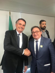 O presidente Jair Bolsonaro com Manoel Linhares, presidente da ABIH Nacional