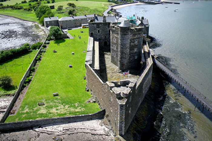 Confira dez lugares na Escócia que são cenários de Harry Potter e Game Of Thrones 4 O Castelo Blackness localiza-se próximo a Linlithgow, na Escócia