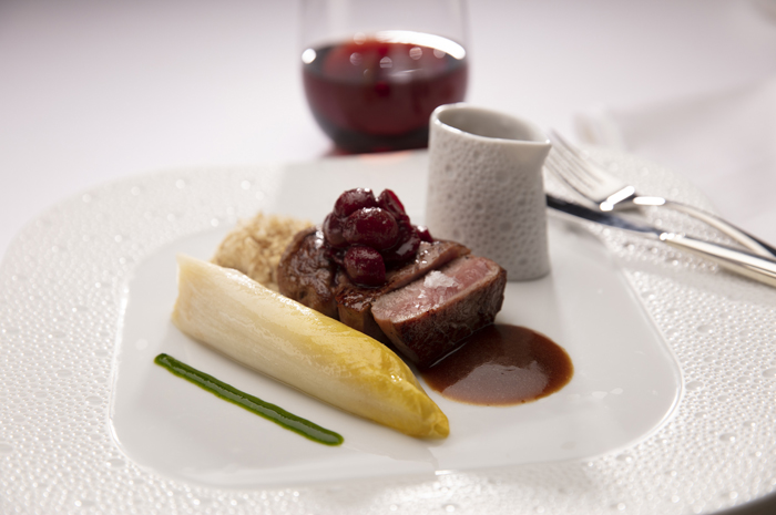 Lombo de Vitela com Endívia Caramelizada, Chutney de Uva e um Molho de Noz de Vitela Jus do restaurante Chartreuse