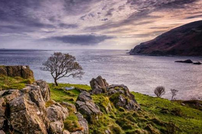Confira dez lugares na Escócia que são cenários de Harry Potter e Game Of Thrones 3 Murlough Bay, no Condado de Antrim, Irlanda do Norte é uma baía na costa norte da Irlanda do Norte entre Fair Head e Torr Head