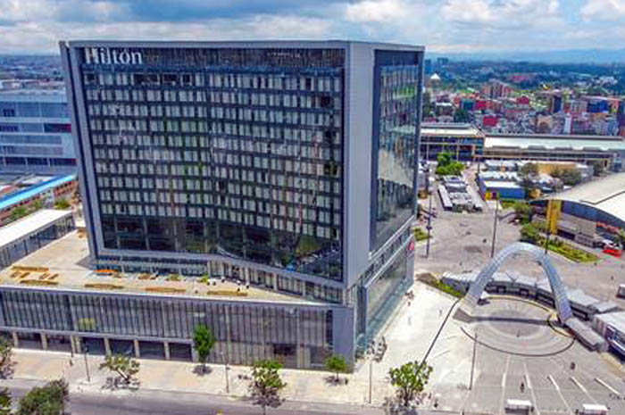 Com 410 quartos, o Hilton Bogotá Corferias representa o primeiro hotel de serviço completo localizado dentro do Distrito Internacional de Férias e Convenções de Bogotá