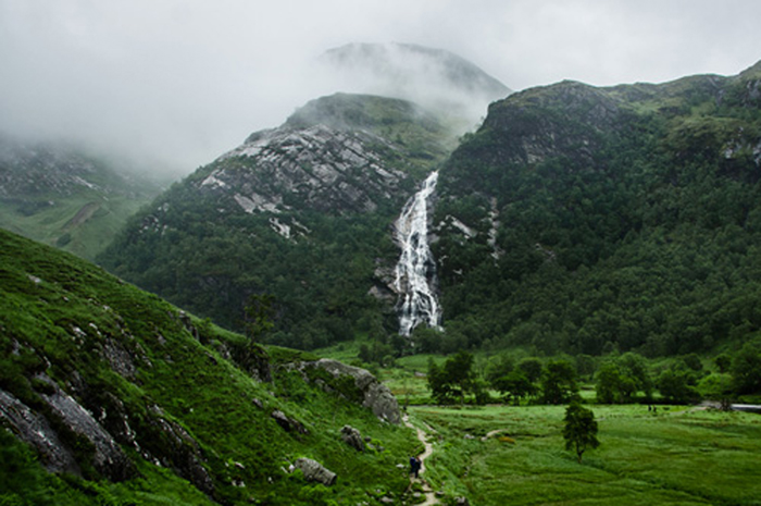 Confira dez lugares na Escócia que são cenários de Harry Potter e Game Of Thrones 8 A Steall Falls está situado em Glen Nevis perto de Fort William, Highland, na Escócia
